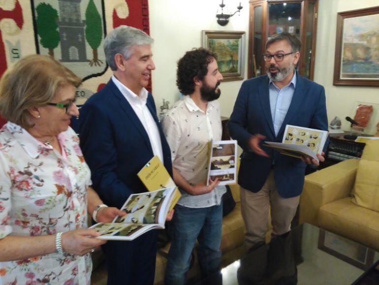 El alcalde de Plasencia junto al autor y el director del Cexeci con el comic sobre Inés Súarez
