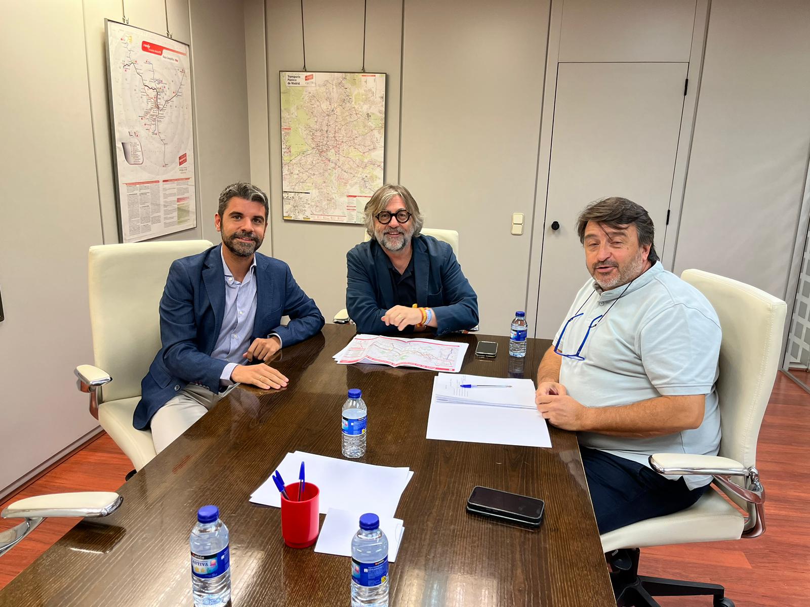 Reunión del alcalde de Paracuellos de Jarama, Jesús Muñoz, y el concejal de Movilidad, Gonzalo de Alba, con el nuevo director gerente del Consorcio Regional de Transportes de Madrid (CRTM), Pablo Rodríguez Sardinero