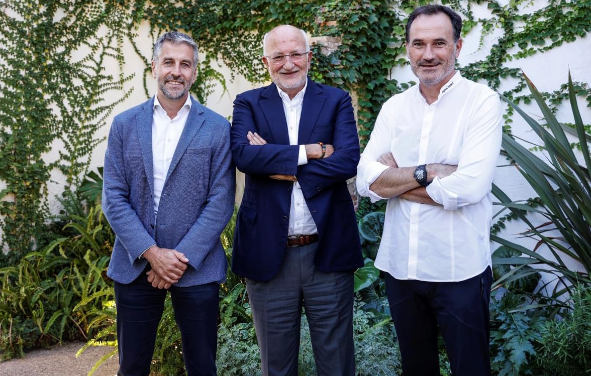 Juan Roig junto a Miguel Martí, propietario de Miguel Martí Gastronomía, y Víctor Sendra, director general del Casal España Arena de València.