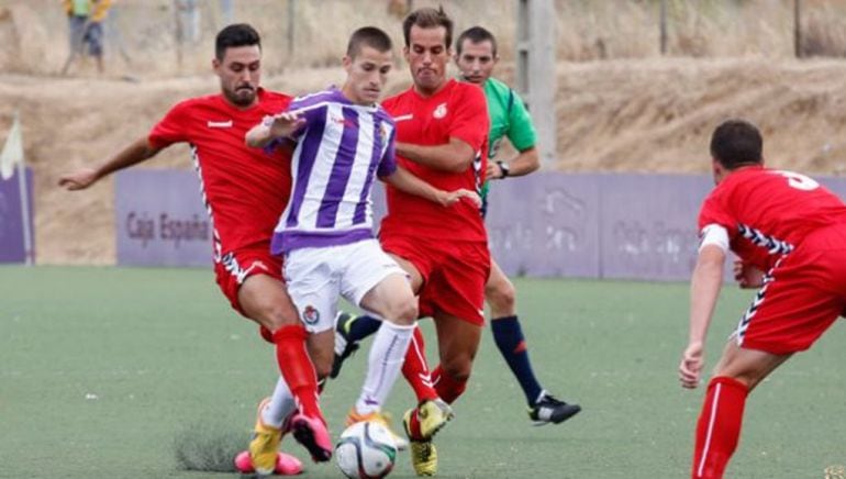 Toni regatea a Villar y Matador en el Valladolid B-Cultural del curso pasado