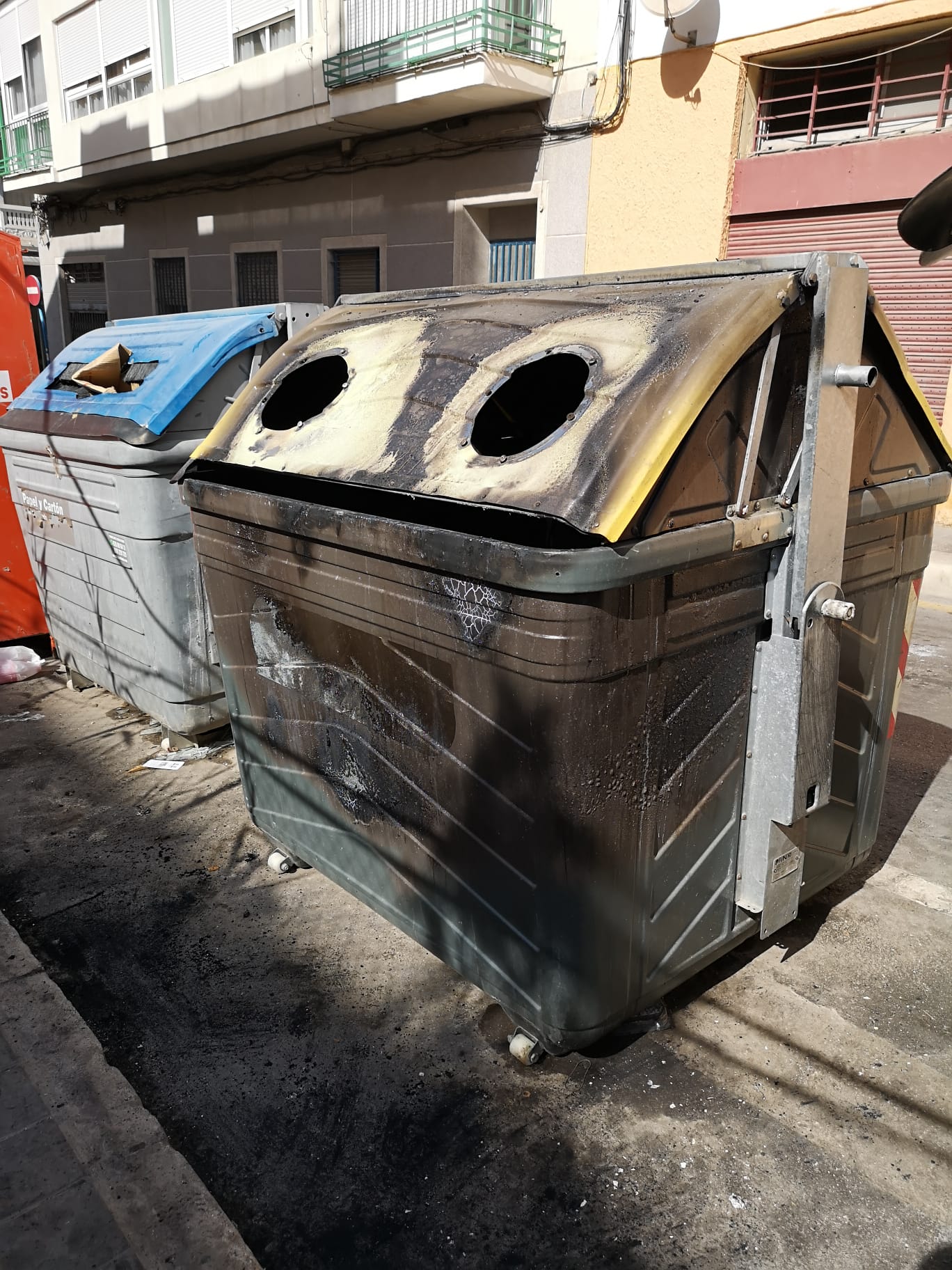 Contenedor calcinado en la ciudad de Alicante