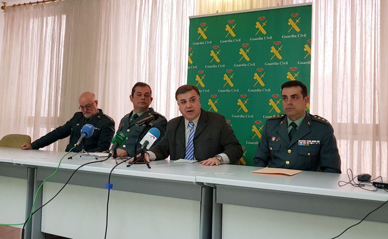 El subdelegado del Gobierno en Granada, Francisco Fuentes, en rueda de prensa junto a responsables de la Guardia Civil en esta provincia