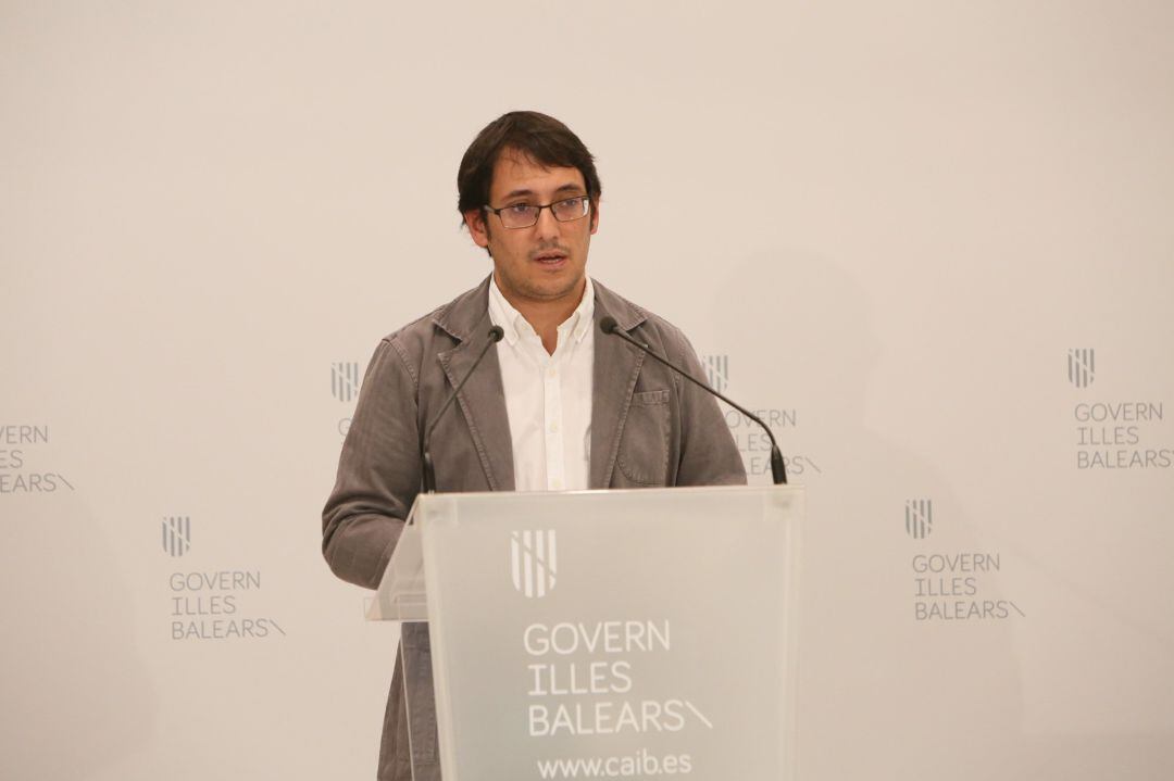 El conseller de Modelo Económico, Turismo y Trabajo, Iago Negueruela, en rueda de prensa.