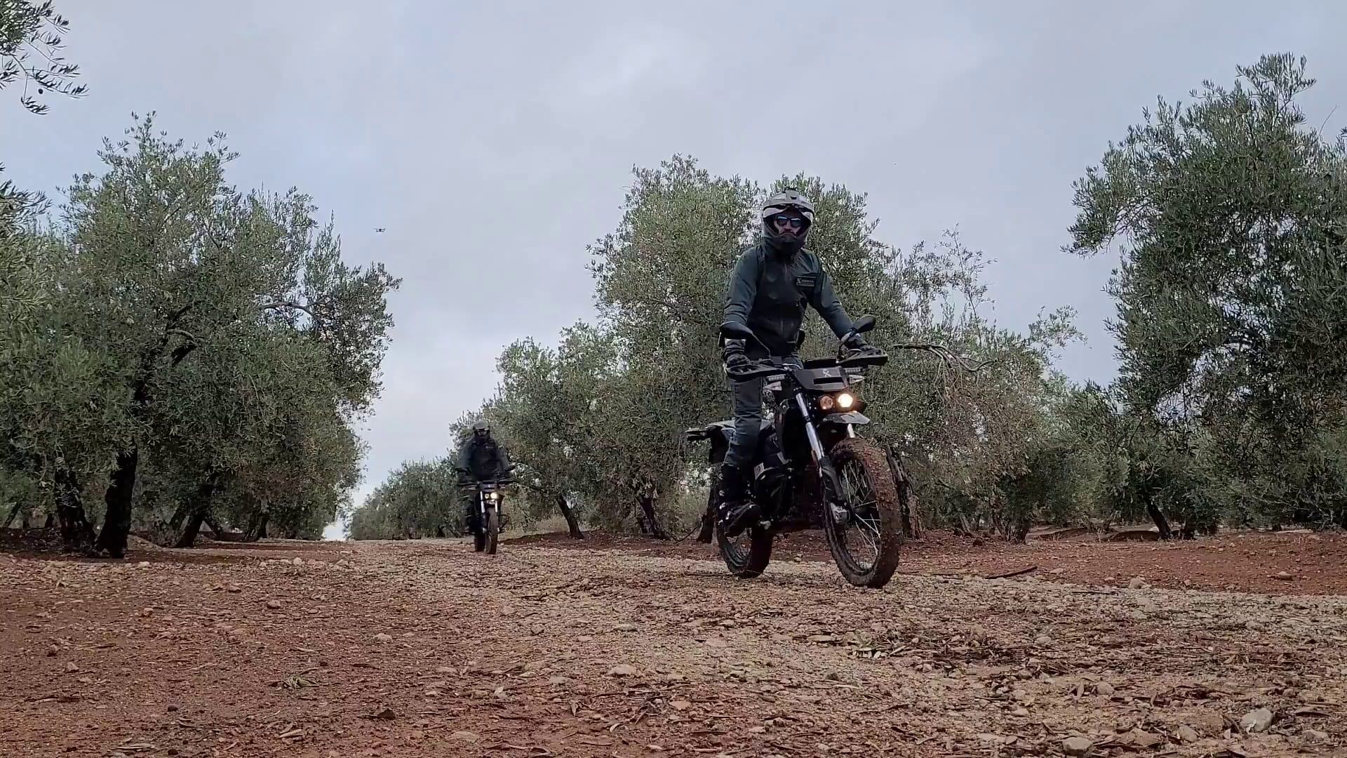 Los equipos de la Guardia Civil recorren la provincia en motocicletas, por los caminos rurales