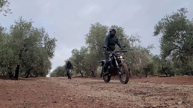 Los equipos de la Guardia Civil recorren la provincia en motocicletas, por los caminos rurales
