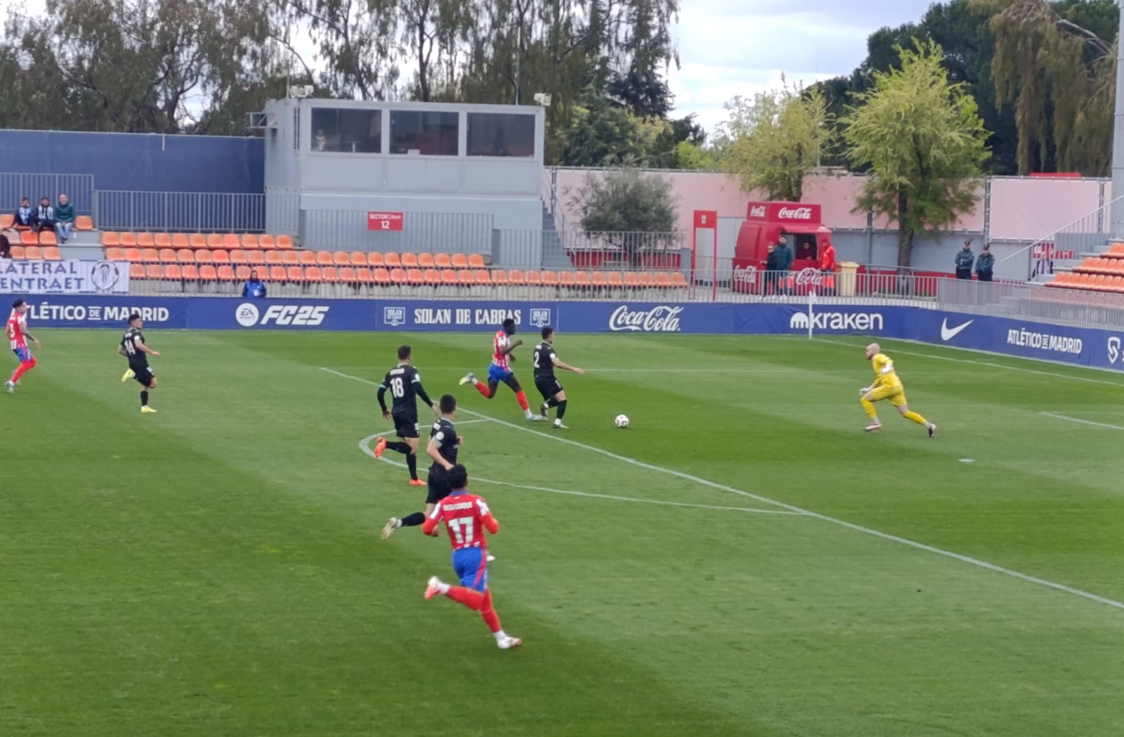 Jugada de ataque del Atlético de Madrid "B" ante el Alcoyano en el Cerro del Espino