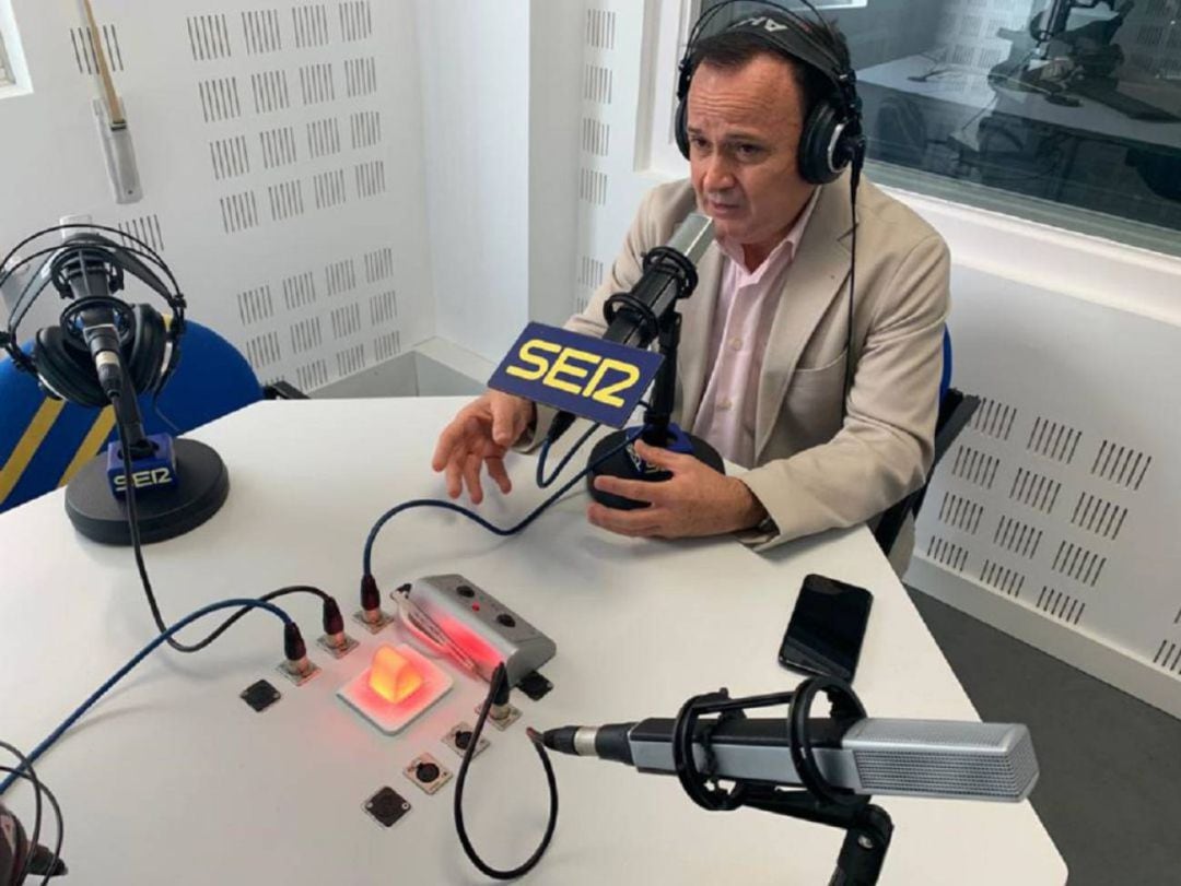 Ángel Viveros, alcalde de Coslada, en los estudios de SER Henares. 