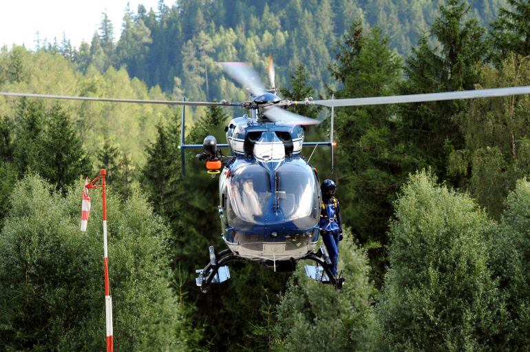 Un helicóptero vigilando un bosque