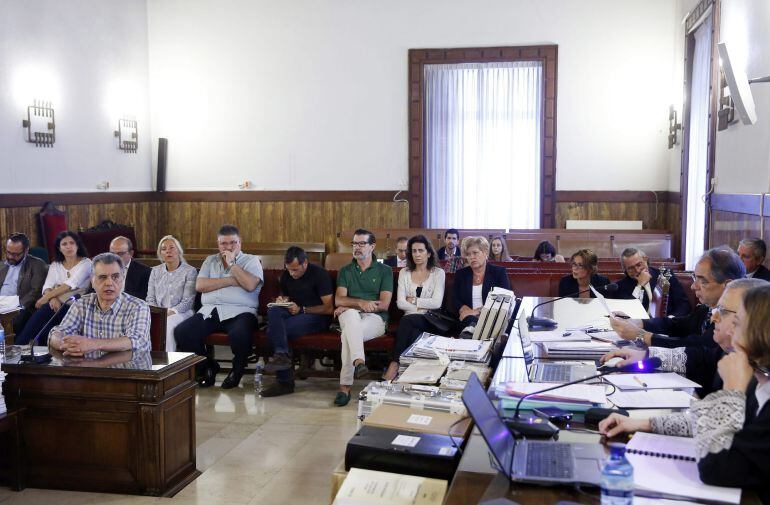 19/06/2015.- Vista general del juicio por los contratos del Gobierno valenciano con la trama Gürtel para el montaje de su expositor en Fitur durante la declaracion de Cándido Herrero (i), exgerente de Orange Market
