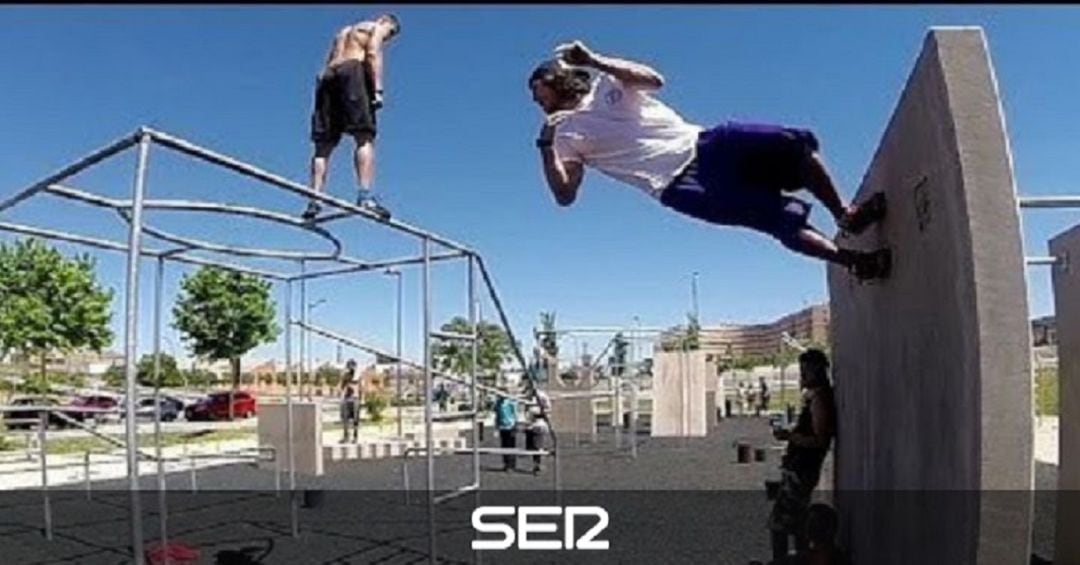 Jóvenes practicando parkour