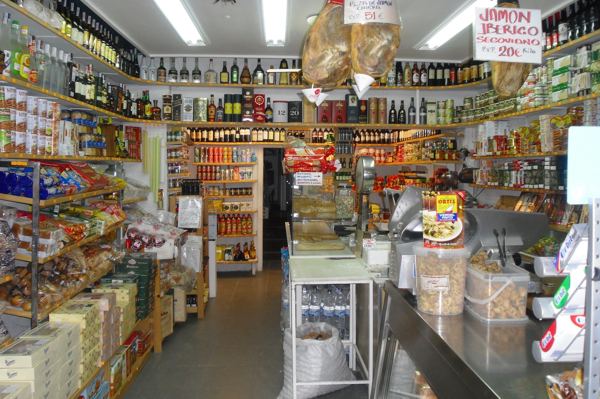 Interior de Ultramarinos Candamo