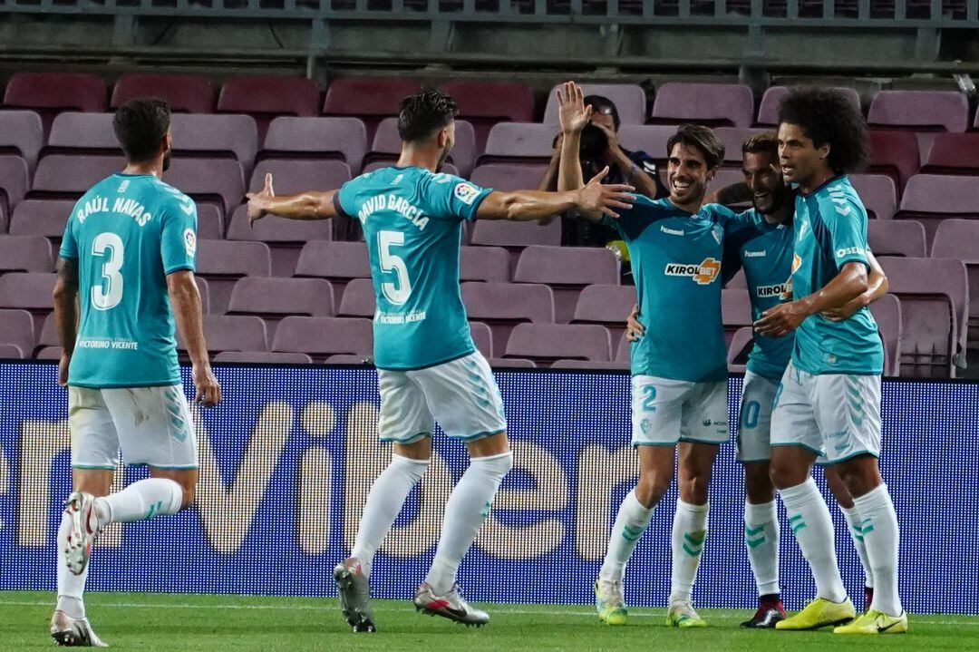 Torres celebra su gol en el descuento para dar la victoria a Osasuna en el Camp Nou 