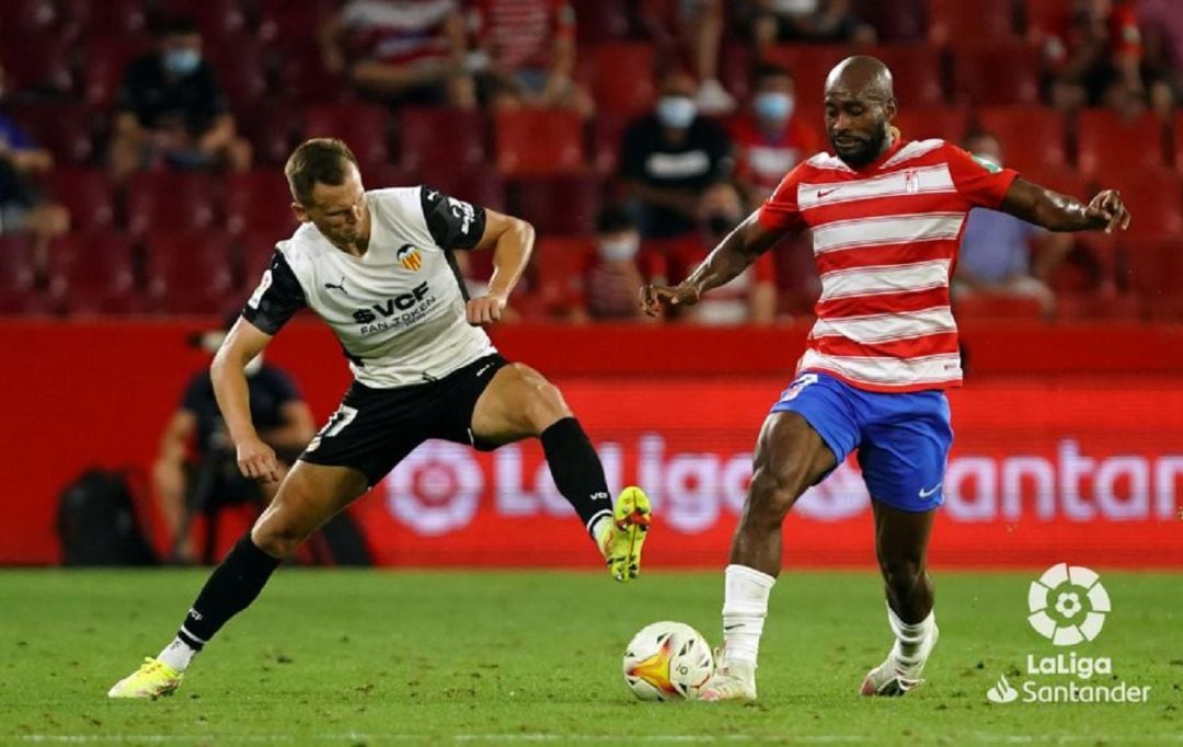 Dimitri Foulquier ante el Valencia en Los Cármenes