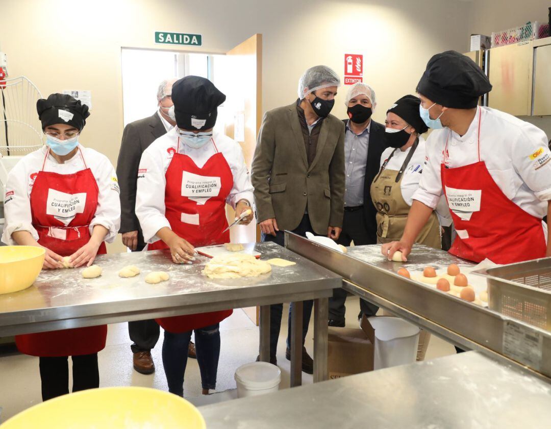 El presidente del PP y de la Diputación, Carlos Mazón, en su visita hoy a Alicante Gastronómica.