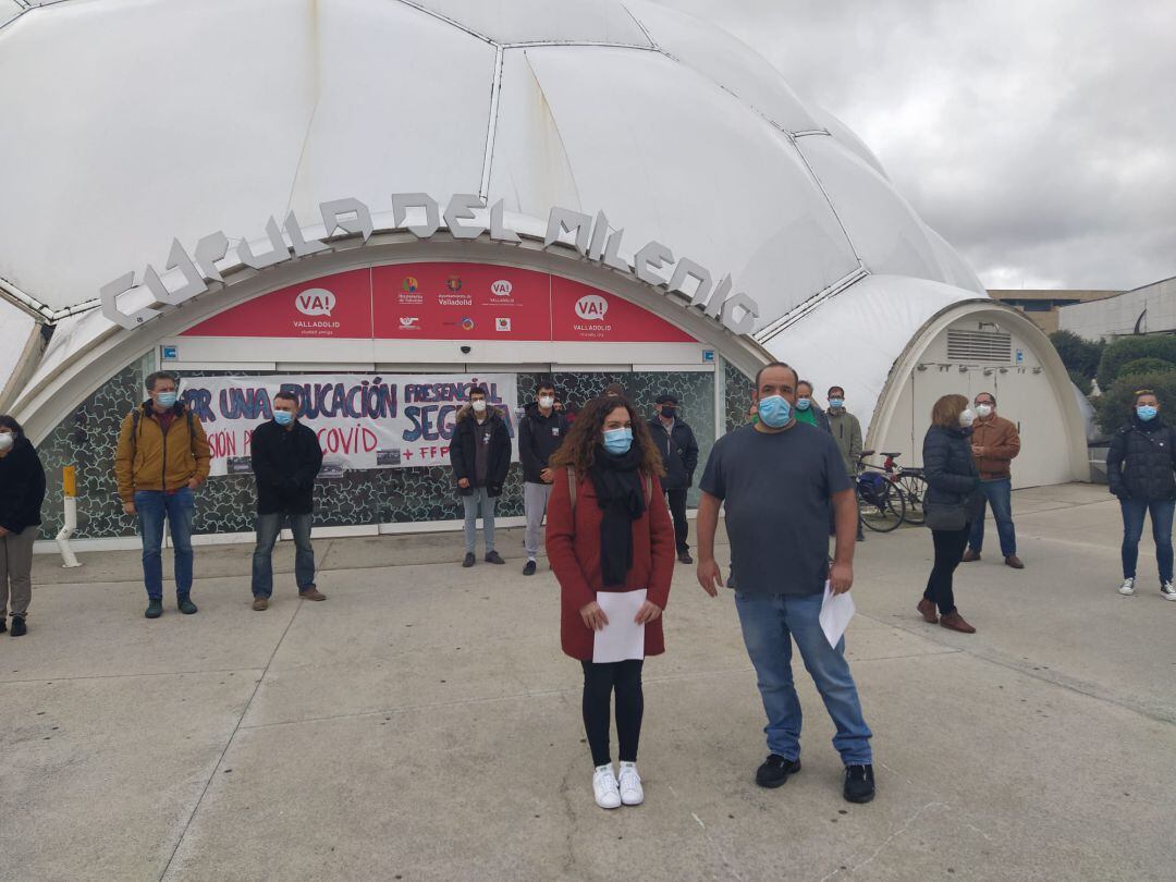 Padres y profesores del IESO Pinares de Pedrajas se concentran en la Plaza del Milenio para exigir una revisión de los protocolos y una educación presencial segura