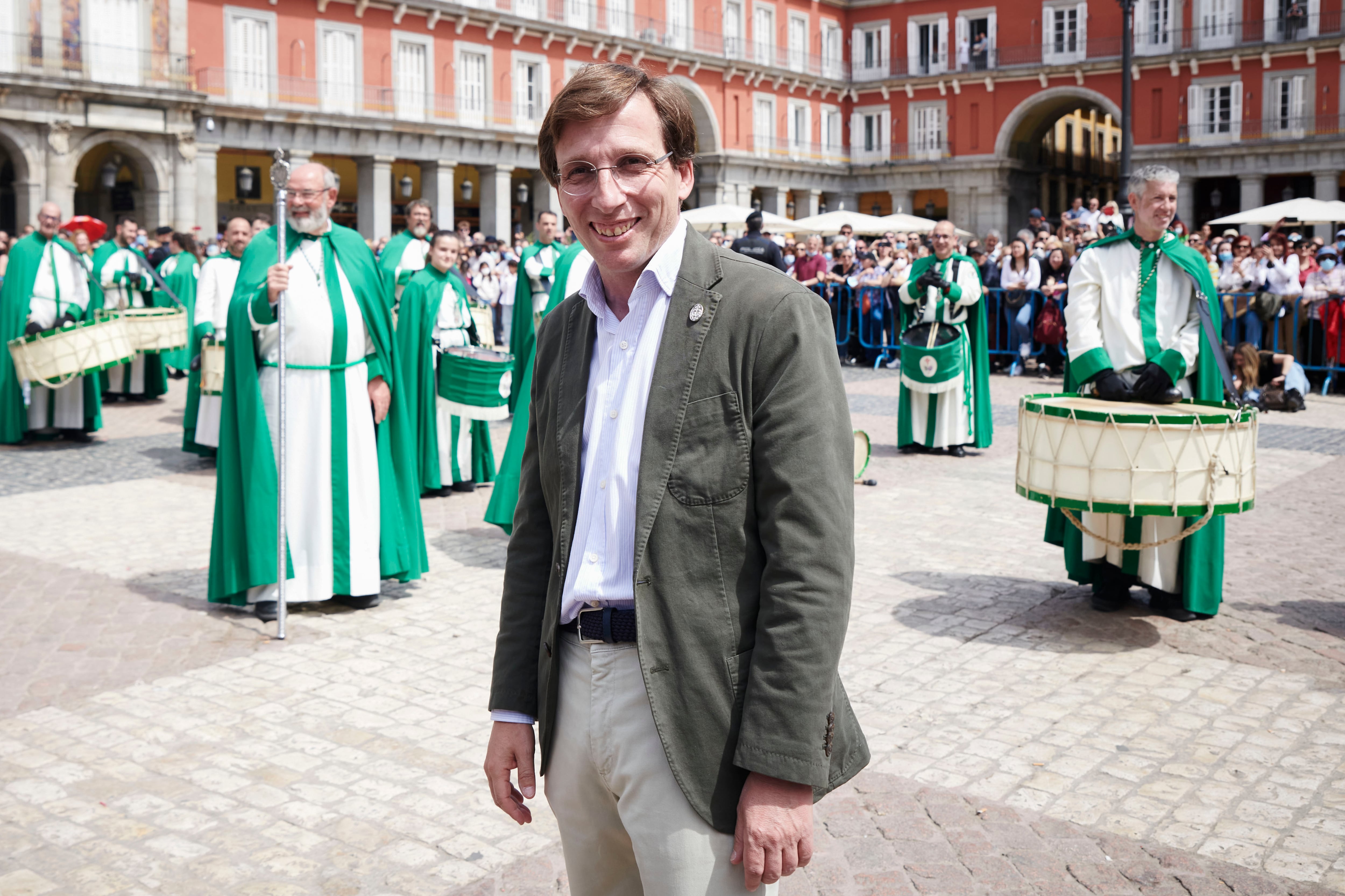 El alcalde de Madrid, José Luis Martínez-Almeida, asiste a la Tamborrada del Domingo de Resurrección en la Plaza Mayor de Madrid.