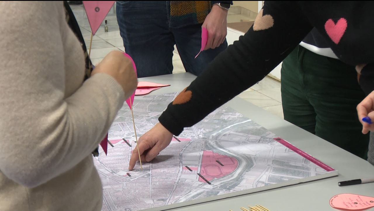 Un grupo de vecinos durante el proceso de identificación de los activos saludables de su barrio.