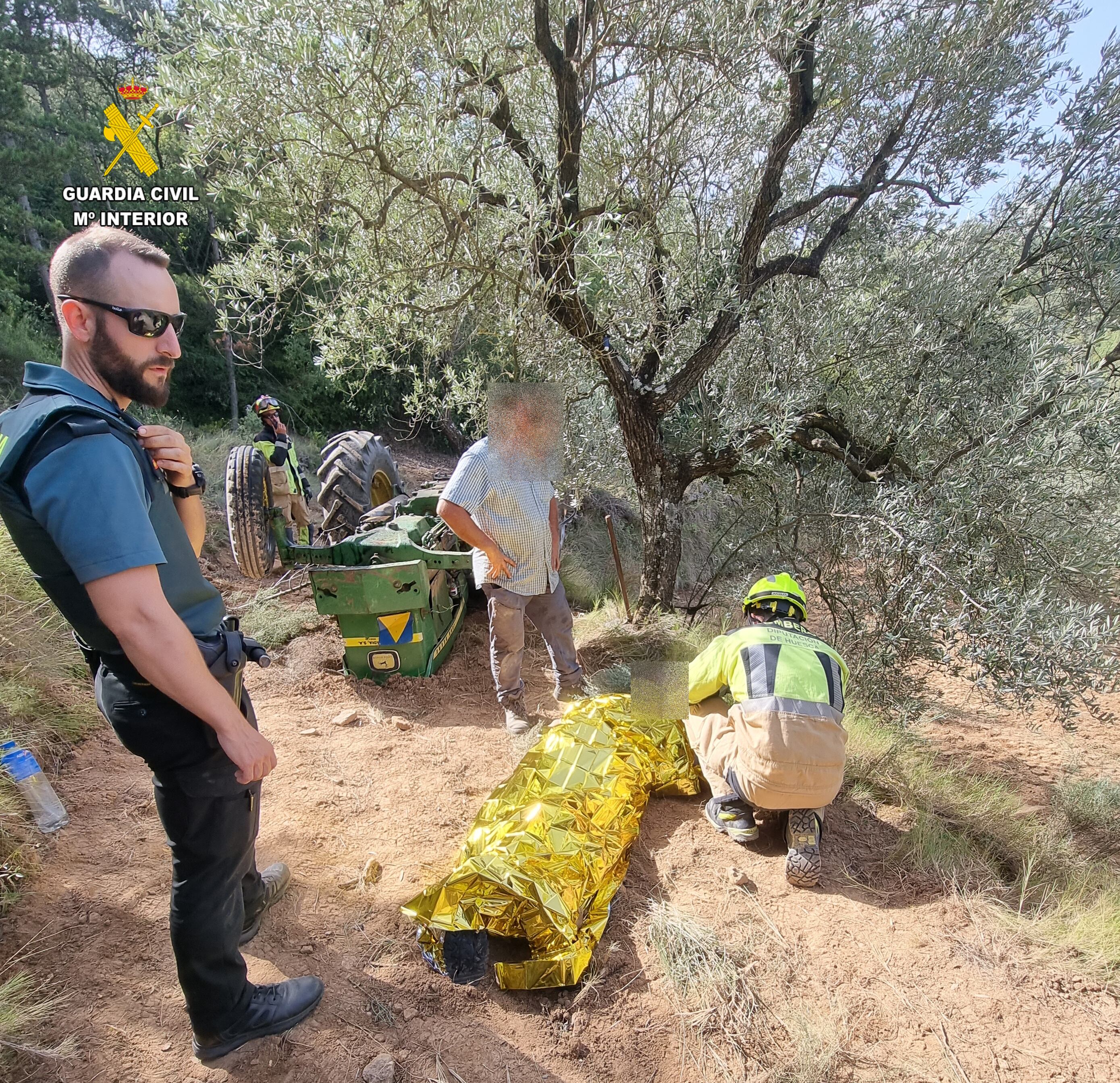 Atención a un agricultor accidentado en un tractor