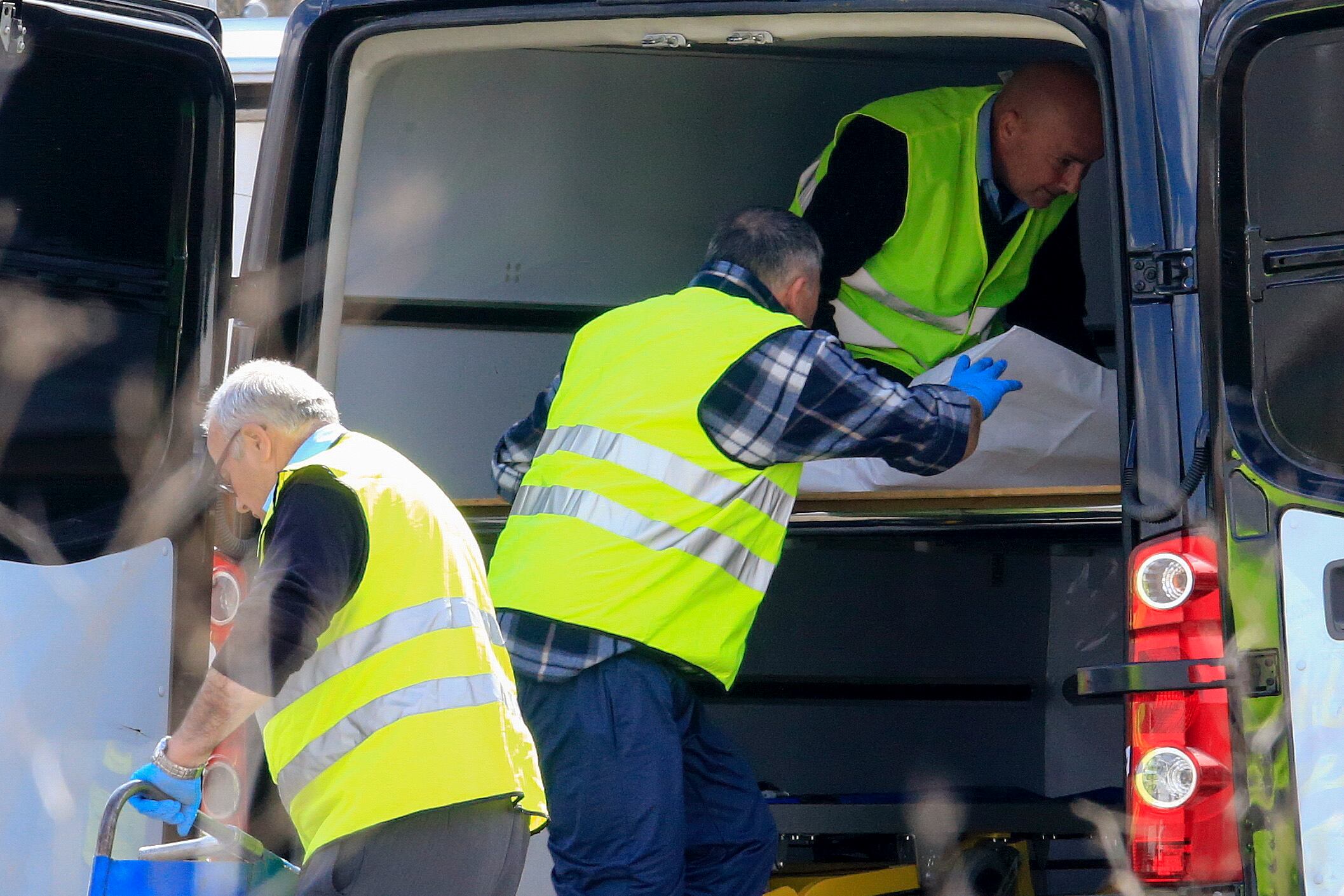 Imagen de archivo de un equipo de ambulancia SAMU que interviene tras un accidente de tráfico