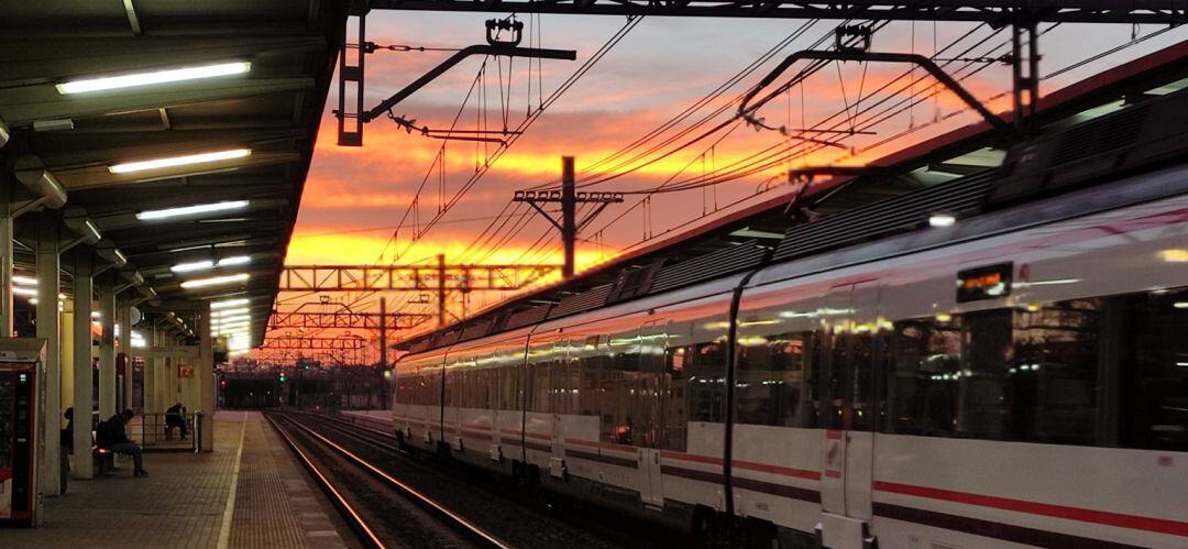 Los usuarios no han tardado en mostrar sus quejas en Twitter, también los que circulaban en sentido sur, porque los retrasos han afectado también a los trenes con destino Parla