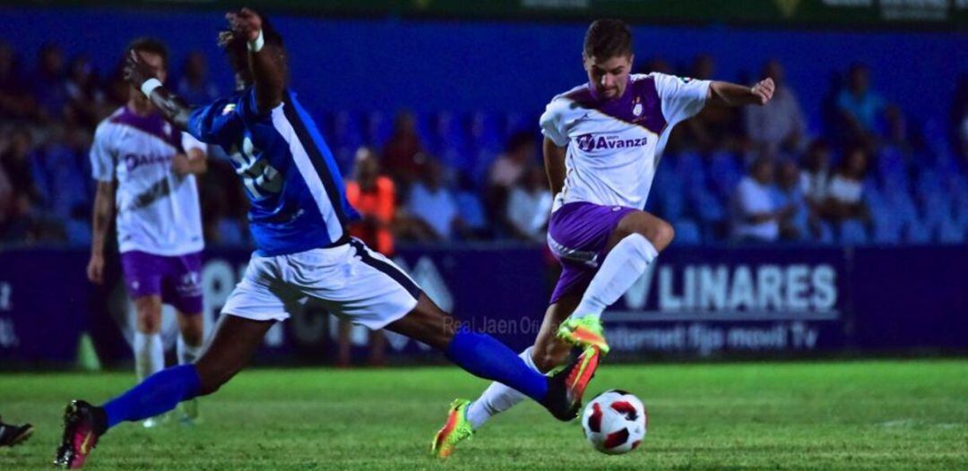 Anaba (Linares Deportivo) intenta frenar el avance de Juancar (Real Jaén).