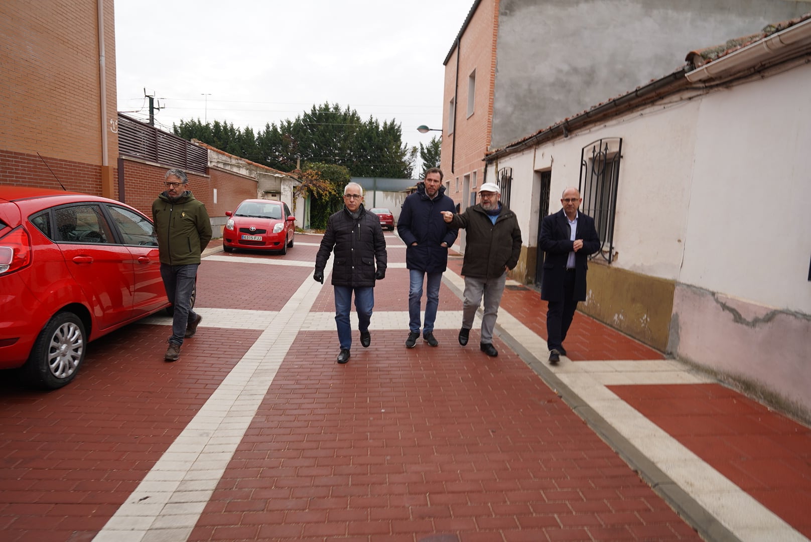 El alcalde de Valladolid visita la reurbanización de calles en el barrio de La Rubia.