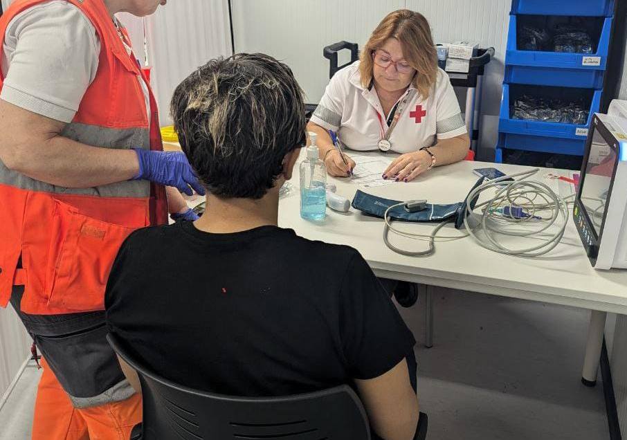 Atención a migrantes en el puerto de Alicante