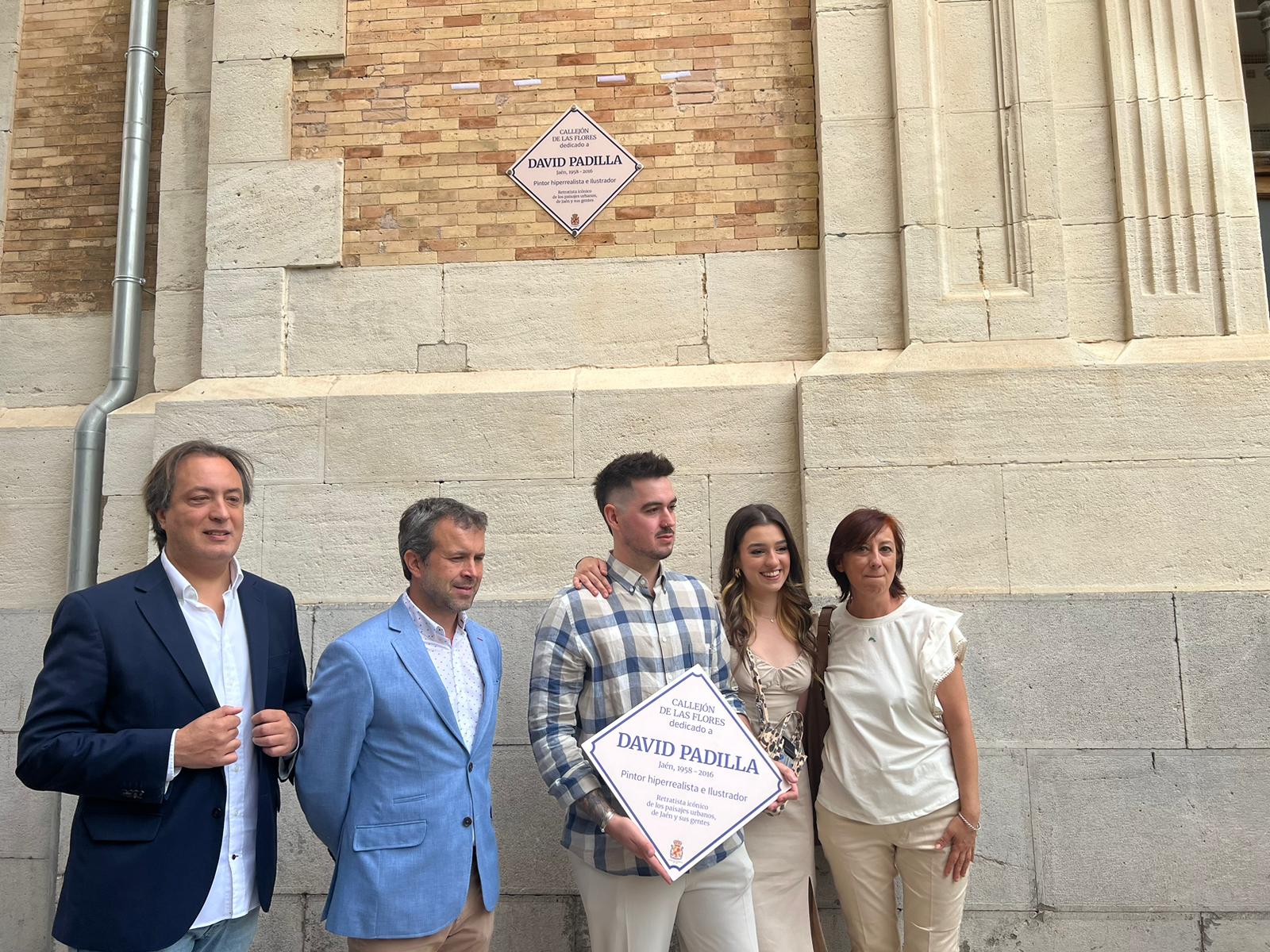 Descubrimiento de la placa a David Padilla con la presencia de sus hijos, Pilar y David