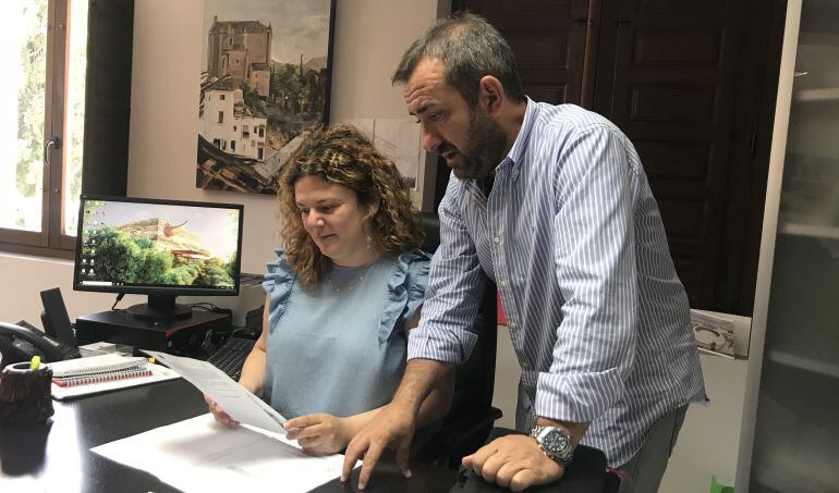 La alcaldesa de Ronda, Teresa Valdenebro, y el concejal de Obras y Urbanismo, Francisco Márquez.