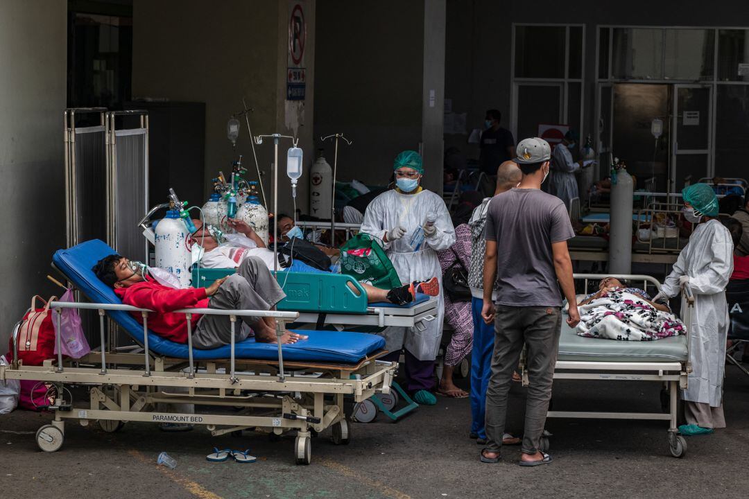 Pacientes en el exterior de un hospital desbordado en Java, Indonesia