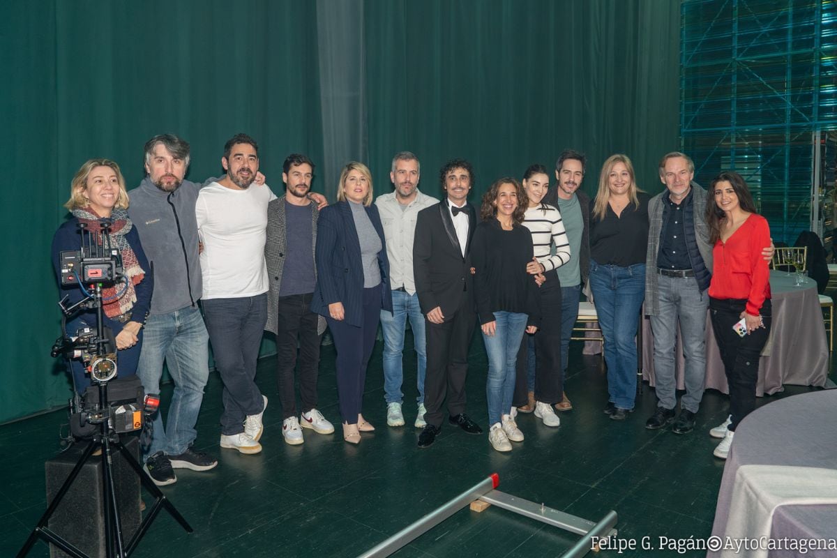 La alcaldesa visita al elenco de actores