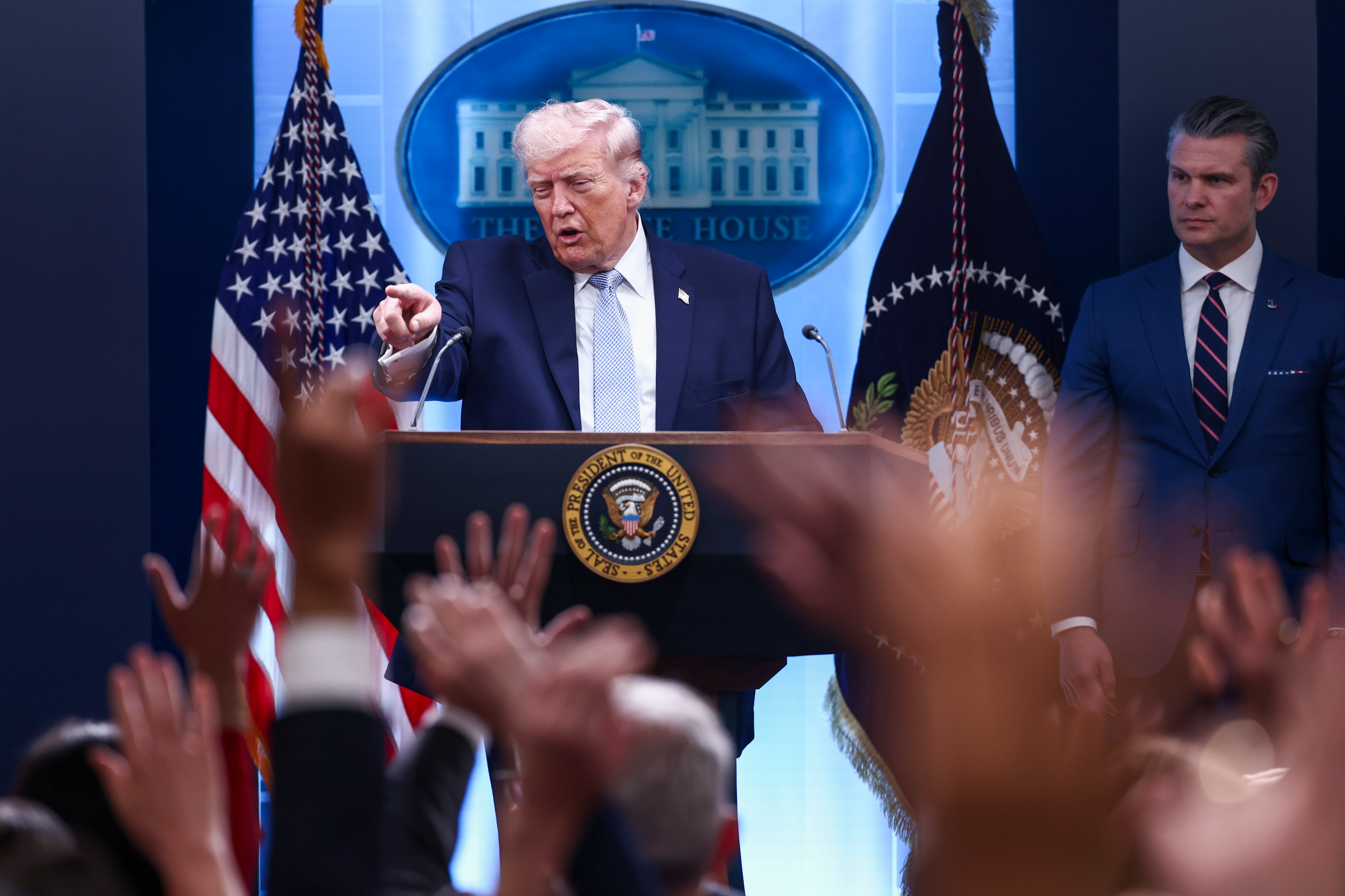 Trump eleva su amenaza sobre Irán: "Podemos acabar con un país entero en una noche y puede ser mañana"