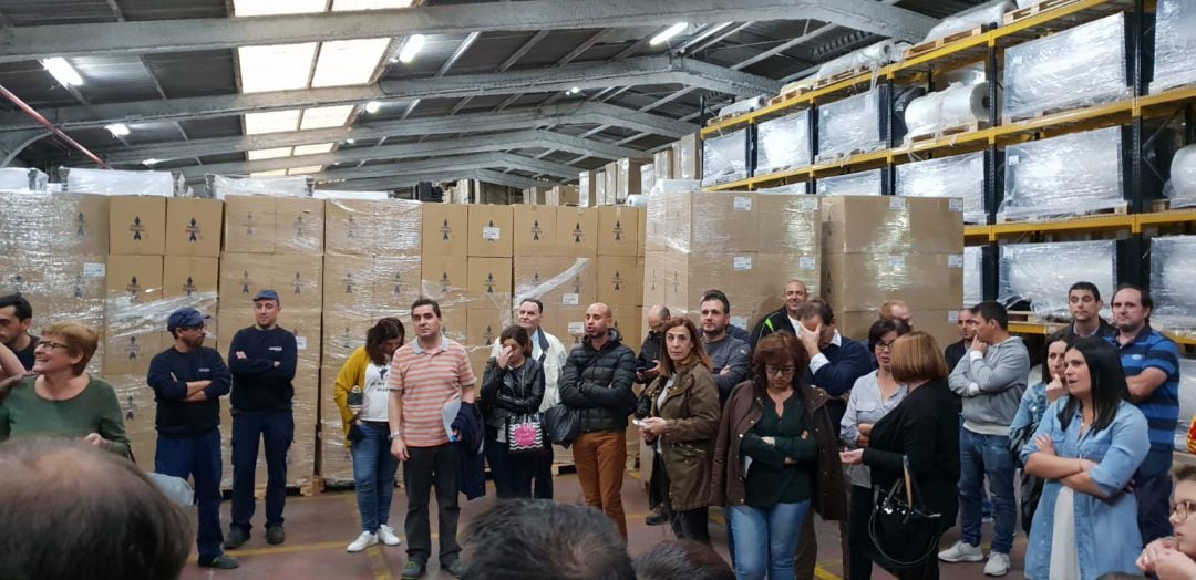 Una de las asambleas de trabajadores celebradas en la fábrica de Coopbox, en Alcalá de Henares.