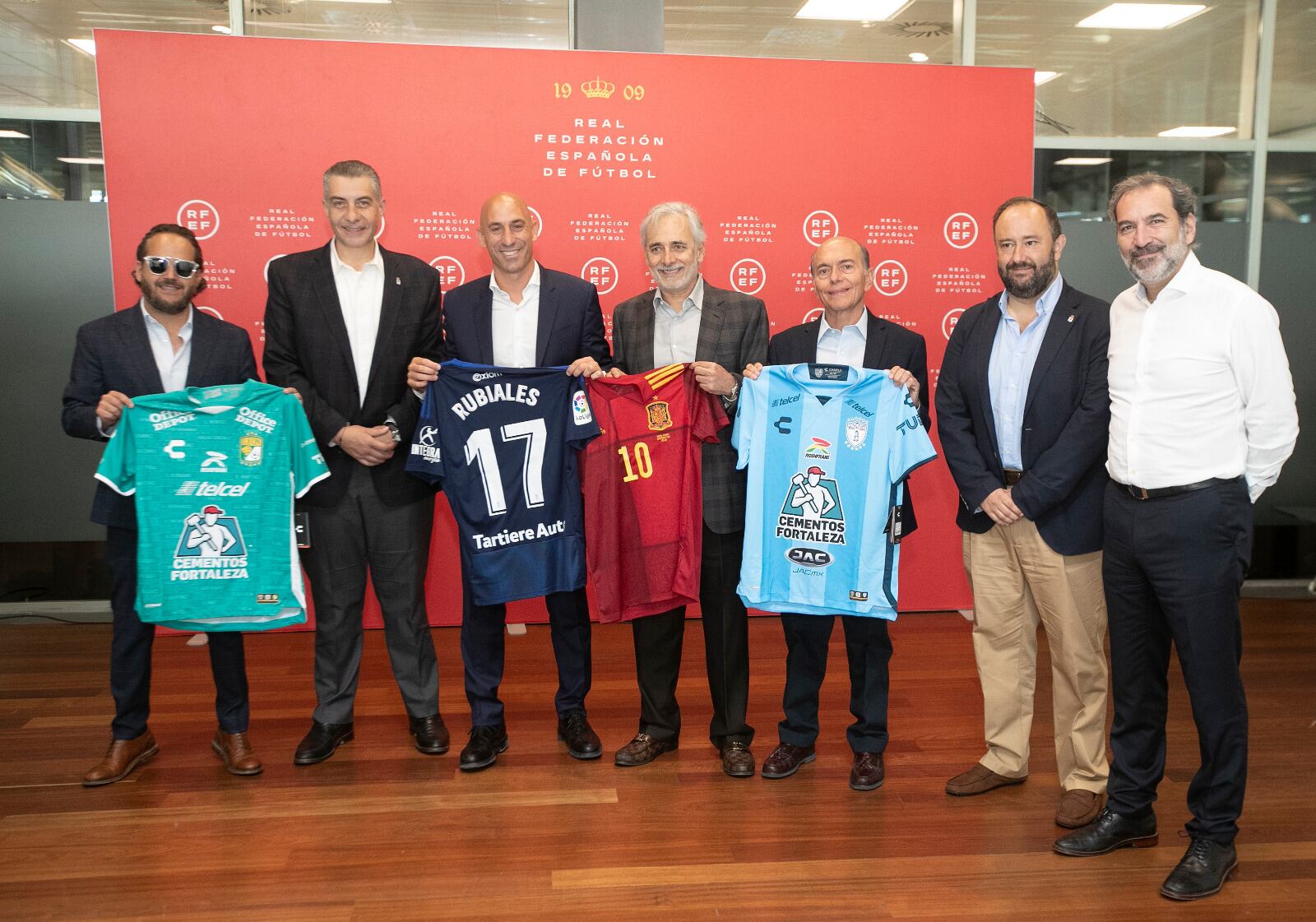 Varios representantes del Grupo Pachuca posan junto a Luis Rubiales (RFEF)