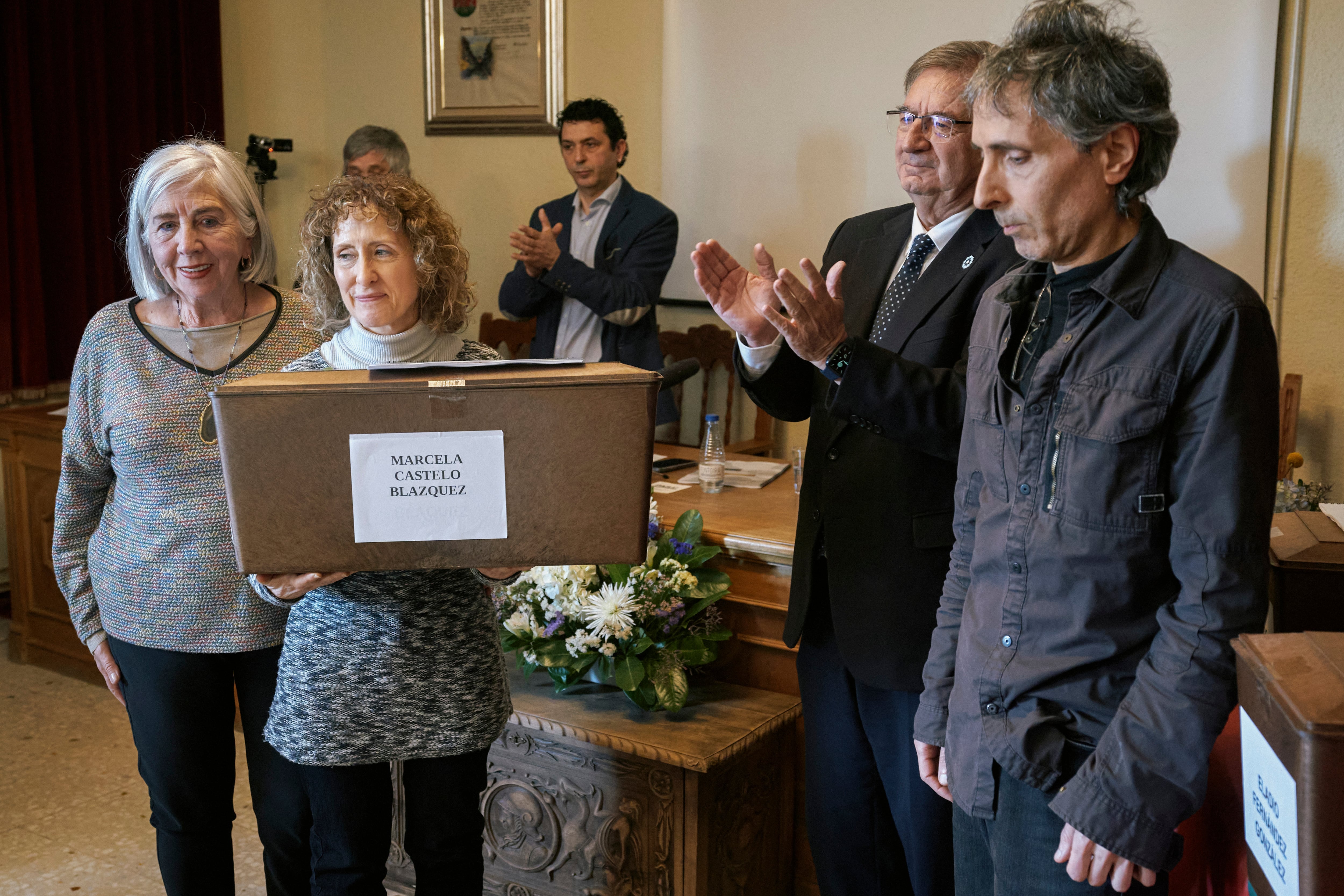 El secretario de Estado de Memoria Democrática, Fernando Martínez López (2d), durante el acto de entrega a sus familiares de los restos de una mujer y dos hombres que han sido exhumados e identificados, hoy en la localidad abulense de Cuevas del Valle.