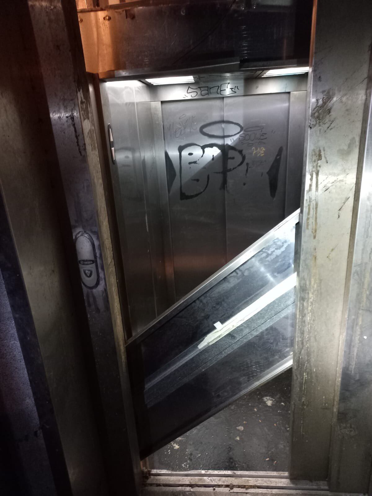 Destrozos en un ascensor de Ondarroa