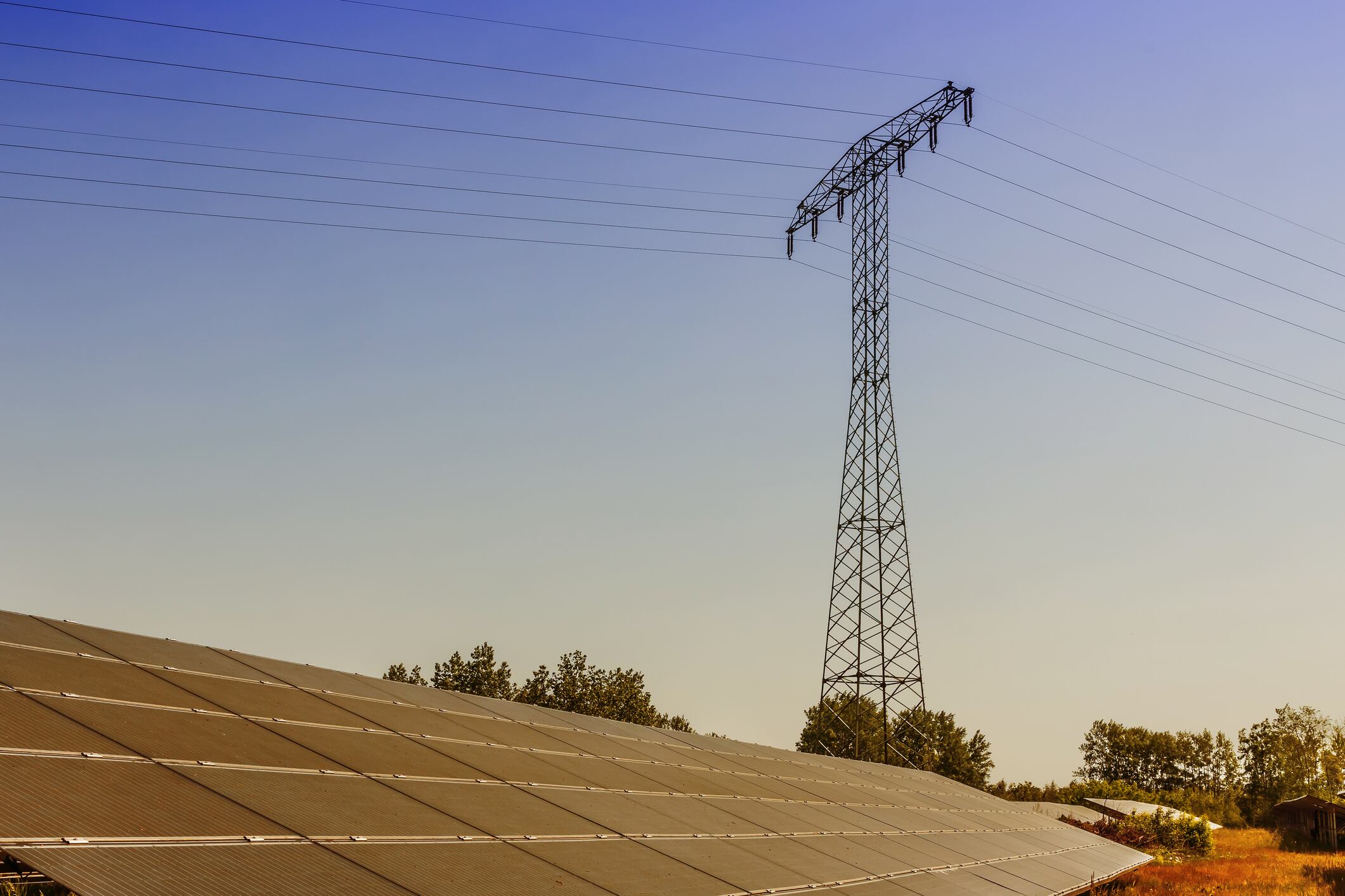 Parque solar y línea de alta tensión