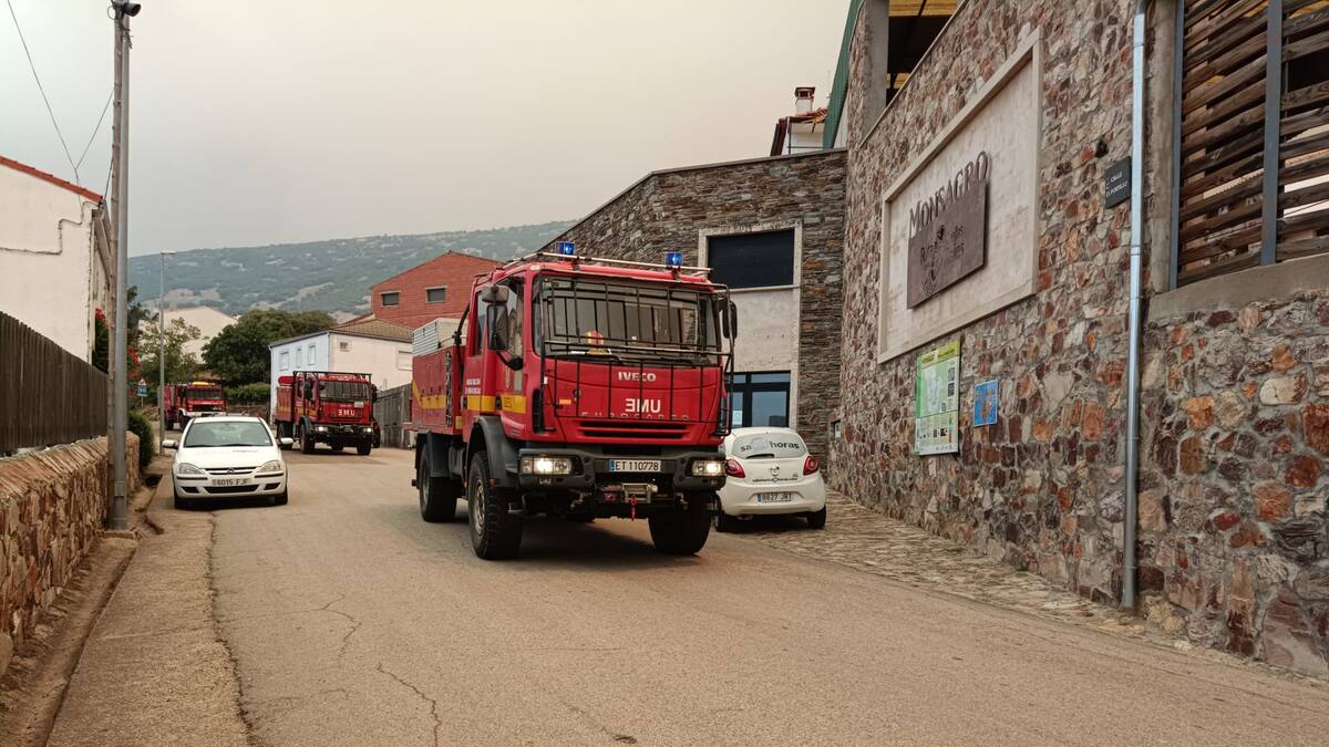 Monsagro, un pueblo vacío a primera hora de este martes tomado por la Guardia Civil y los bomberos