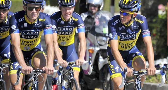 El español realiza con sus compañeros una sesión de entrenamiento antes de la Vuelta a Omán.