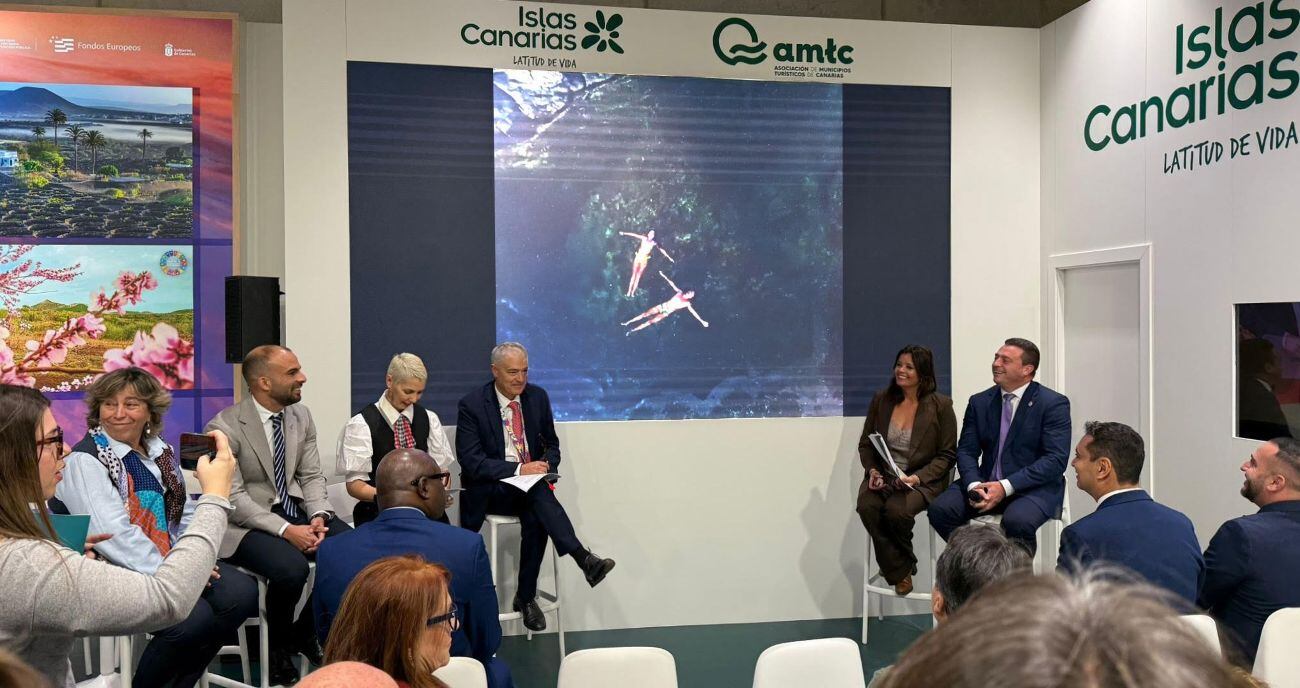 Los alcaldes de Tías, José Juan Cruz (a la izquierda), y de Yaiza, Óscar Noda (a la derecha), en FITUR 2026.