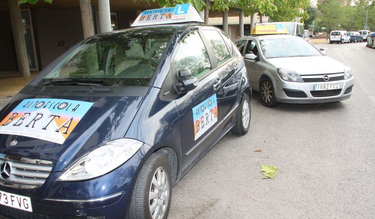 Cotxes d'autoescola fent pràctiques.