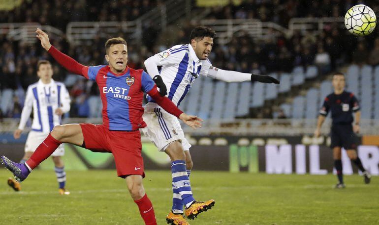 El defensa del Levante Toño García (i) y el delantero mexicano de la Real Sociedad Carlos Vela