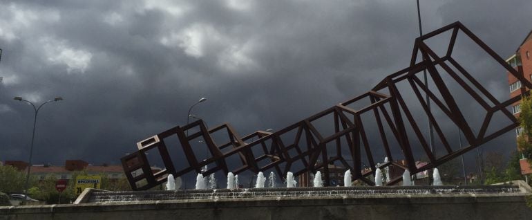 Escultura de José María Cruz Novillo en la glorieta del ingeniero Ángel Pérez, en Cuenca.