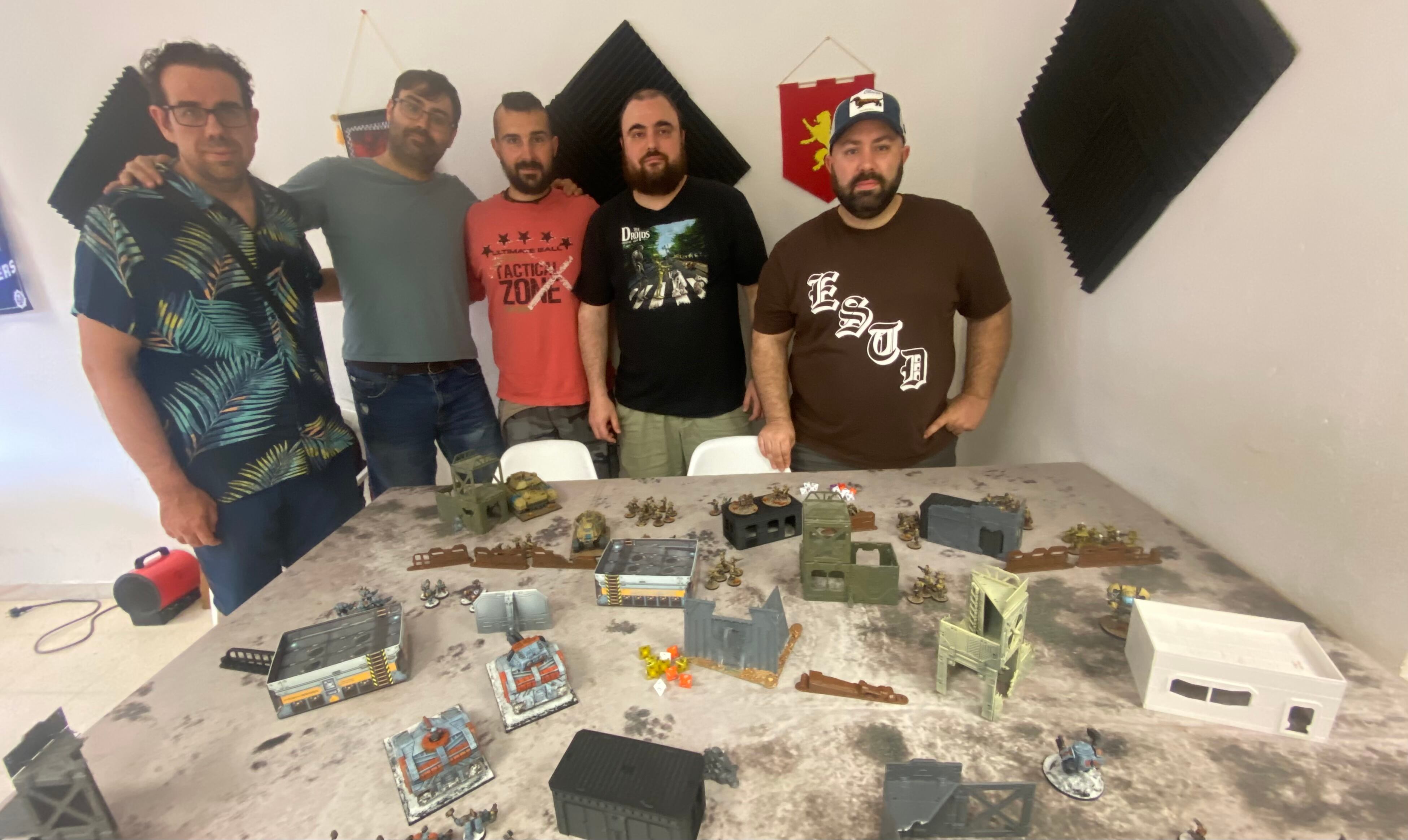 Pedro Muelas, Héctor Zamora, Jaime García, Mario Pinós y José Carlos Huerta, miembros del club de 'wargamers' La Choza del Gamusino.