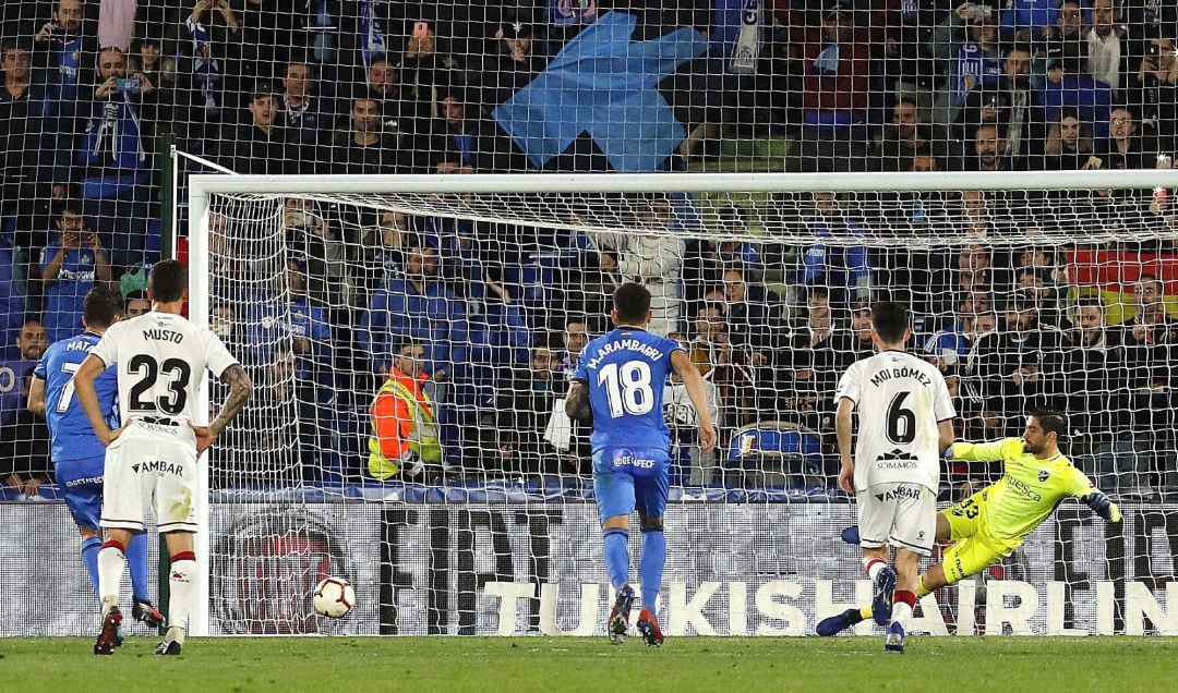 Jaime Mata transforma el penalti que supuso el 2-1 final en Getafe