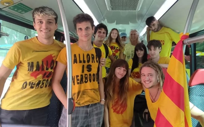 Jóvenes de ADM protestan contra el colapso del transporte público en Mallorca.