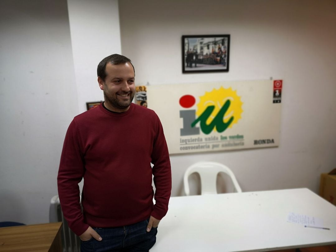 Álvaro Carreño en la sede local de Izquierda Unida