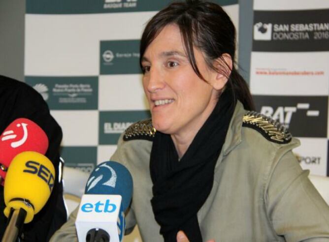 Tati Garmendia, responsable de la sección de balonmano del Bera en una comparencia pública