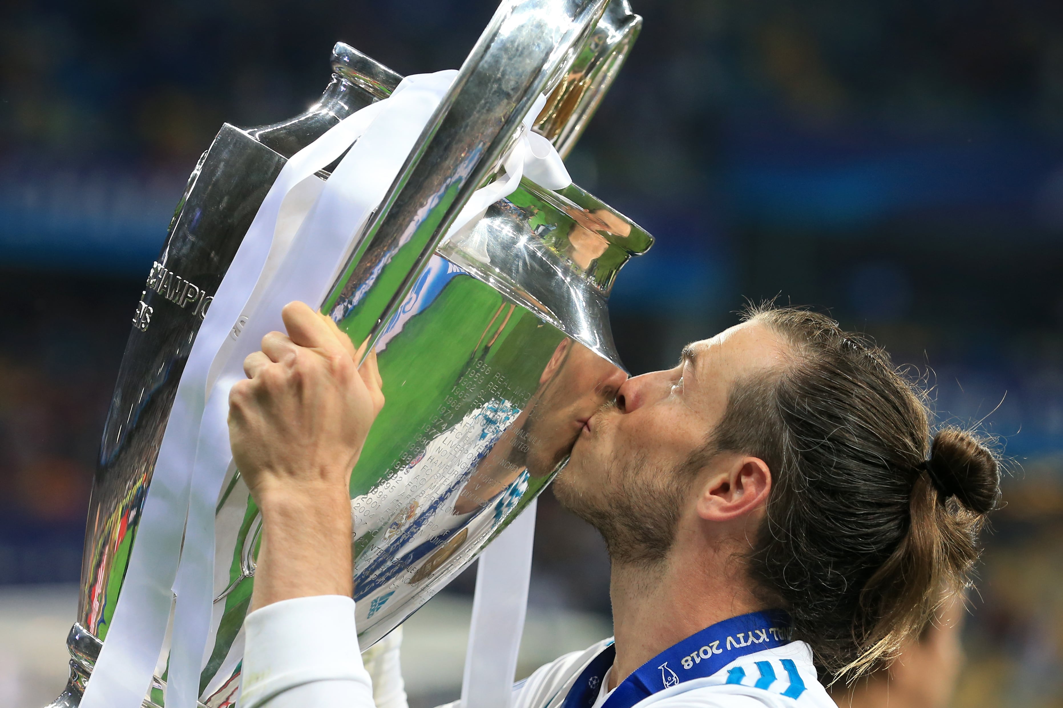 Gareth Bale besa el título de Champions League conseguido con el Real Madrid en 2018