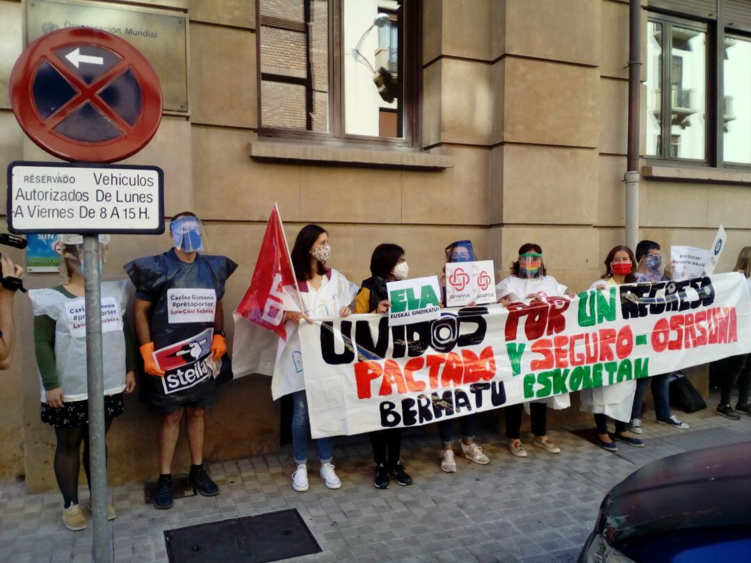 En Pamplona, concentración del Foro de la Comunidad Educativa ante el Instituto de Salud Pública y Laboral de Navarra